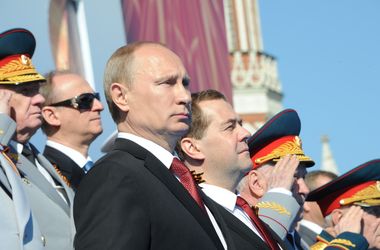 Путин пришел на парад в компании Медведева и пожал руки ветеранам