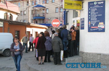 Крымчане "резервируют" место в очереди, чтобы оплатить "коммуналку"