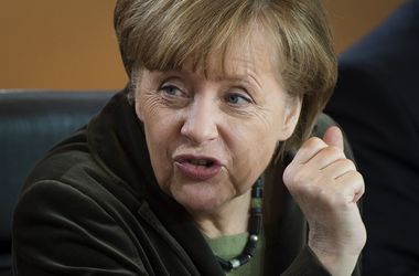 Меркель просит отказаться от военного решения кризиса в Украине