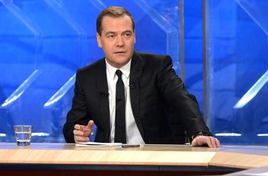 Медведев запретил закрывать Twitter и посоветовал "чиновникам включать мозги"