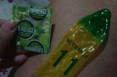 Звезду сборной Бразилии увековечили на презервативе