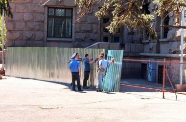 Дом профсоюзов на Куликовом поле в Одессе огораживают забором