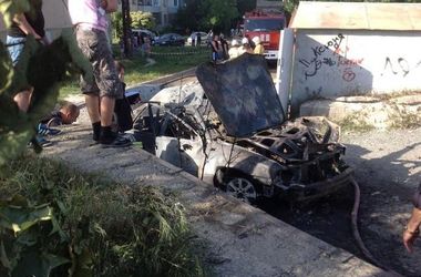В Крыму взорвался автомобиль с водителем (фото)
