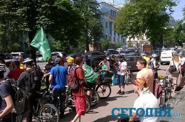 В центре Киева митингуют велосипедисты в вышиванках