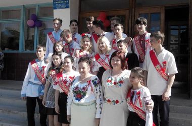 Ученики гимназии в Севастополе пришли на последний звонок в вышивках