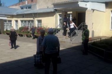 В Николаеве "титушки" штурмуют избирательный участок - СМИ