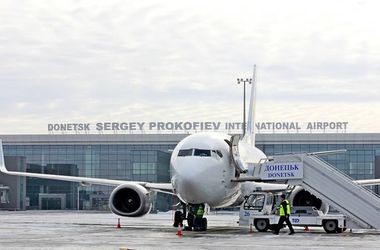 Донецкий аэропорт приостановил обслуживание рейсов из-за боевиков "ДНР"