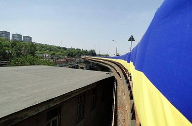 В Одесском порту вывесили километровый флаг Украины