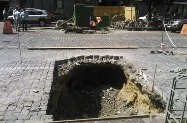 Как выглядит провал дороги на Богдана Хмельницкого в Киеве