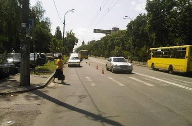 В Киеве водитель сбил пенсионерку рядом с пешеходным переходом