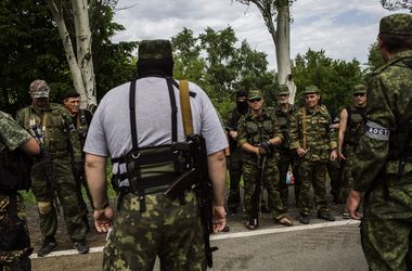 В Мариуполе идет бой между бойцами батальона "Азов" и боевиками "ДРН" - очевидец