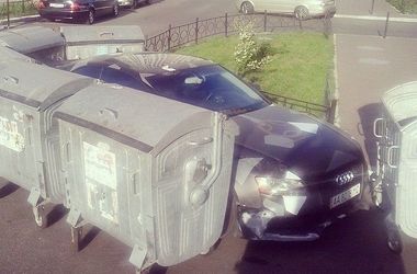 Киевские мусорщики оставляют "подарки" водителям за неправильную парковку