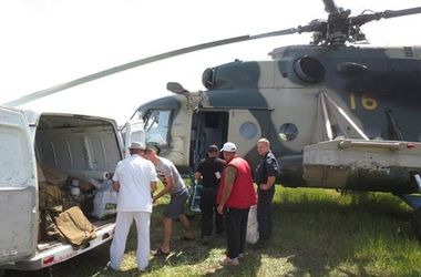 Единственного выжившего вертолетчика срочно увезли в Харьков