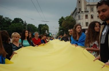 В Харькове развернули 75-метровый флаг Украины и спели гимн