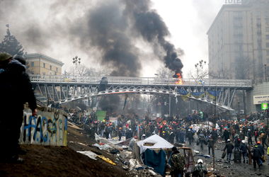 В Киеве парень прыгнул с моста из-за девушки, сейчас он в реанимации