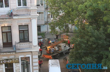 В Киеве упавшее дерево раздавило иномарки, на месте работают газовщики