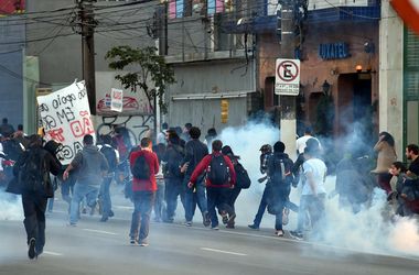 В Сан-Паулу, где будет открыт ЧМ-2014, полиция разгоняет протестующих слезоточивым газом