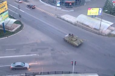 Колонна танков и бронемашин под российским флагом проехала по Макеевке