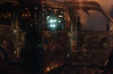 Взорвавшийся возле Донецкой ОГА микроавтобус сгорел дотла