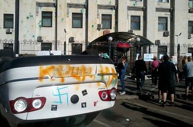 Под возгласы "Молодцы!" милиция покинула пикет у стен посольства РФ