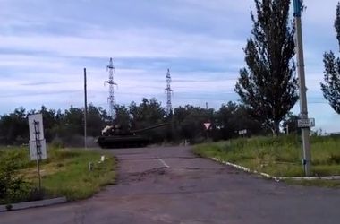 Колонна российских танков и БТРов движется в сторону Донецка