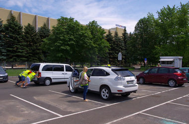 В Донецке водители спустя месяц смогли забрать свои авто, оставленные в районе аэропорта