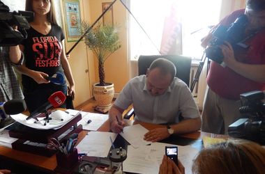 В Днепропетровске "Правый сектор" заставил главу таможни написать заявление "по собственному" желанию
