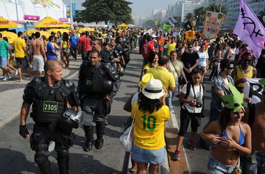 Полиция разогнала участников протеста перед матчем Колумбия - Уругвай