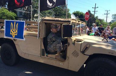 Военный автомобиль с трезубцем проехался на параде в США