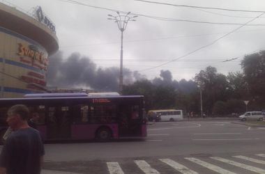 Центр Донецка окутал черный дым