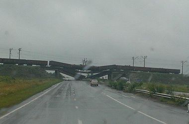 В Донбассе терористы взорвали еще один ж/д мост вместе с поездом