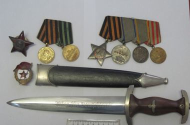 Таможенники задержали мошенников, которые везли в РФ немецкий нож и медали "За оборону Москвы"