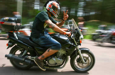 Киевские мотоциклисты признались, какие правила чаще всего нарушают