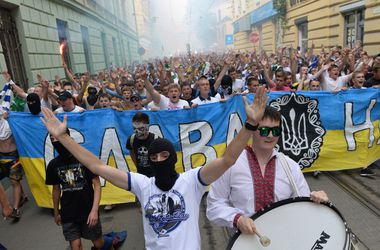 Патриотичный марш футбольных фанатов прошел во Львове