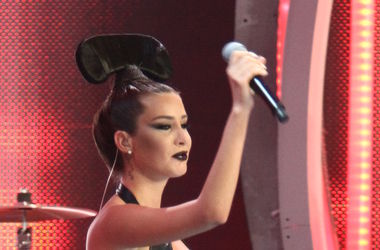 Солистка "А-Студио" Кэти Топурия исполнила хит Аллы Пугачевой в невероятном наряде