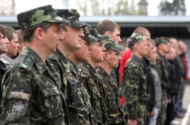 Яценюк обещает увеличить финансирование армии