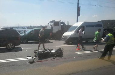 Подробности утреннего ДТП на мосту Патона: в аварию попали три авто и мотоцикл, байкер погиб
