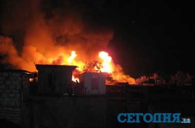 В Киеве на Березняках бушует масштабный пожар (обновлено)