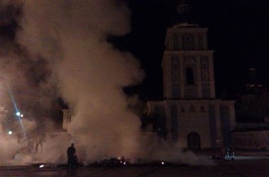На Михайловской площади в Киеве вспыхнули палатки