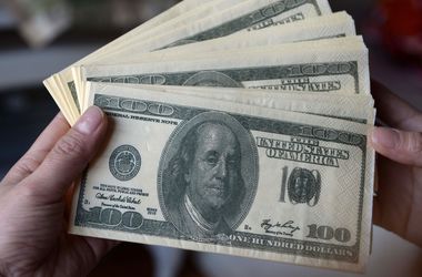 НБУ установил курс доллара на уровне ниже 12 грн