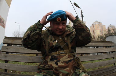 Киевский военкомат зовет добровольцев служить на границе и в ВДВ