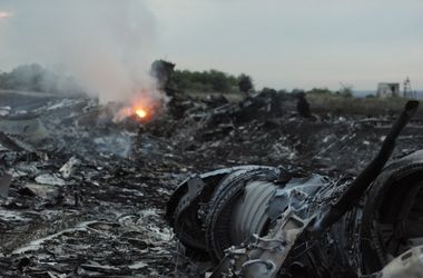 Почти 80 наблюдателей и экспертов прибыли на место крушения "Боинга-777" в Украине