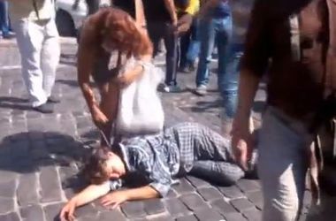 На Майдане девушка с битой ограбила женщину, потерявшую сознание