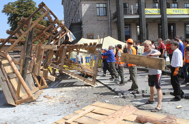Генеральная уборка Майдана: обитатели палаток перебираются на Труханов остров