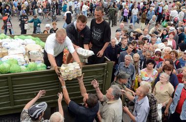 Кабмин отправит в Донбасс свою гуманитарную помощь