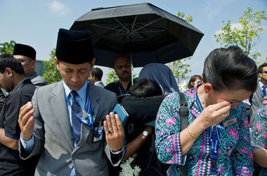 Тела 20 погибших при крушении Боинга-777 доставлены в Малайзию