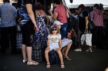 Более 16 тысяч человек прошли через транзитные пункты для переселенцев в Донбассе