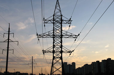 В городах и на промышленных предприятиях Донбасса подключают электричество