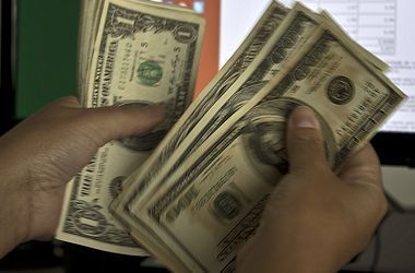 НБУ зафиксировал снижение курса доллара до 13,4 грн/$1