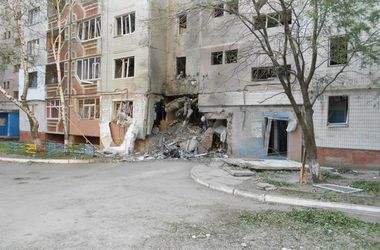 Луганск продолжают обстреливать, люди выстраиваются в очереди за хлебом
